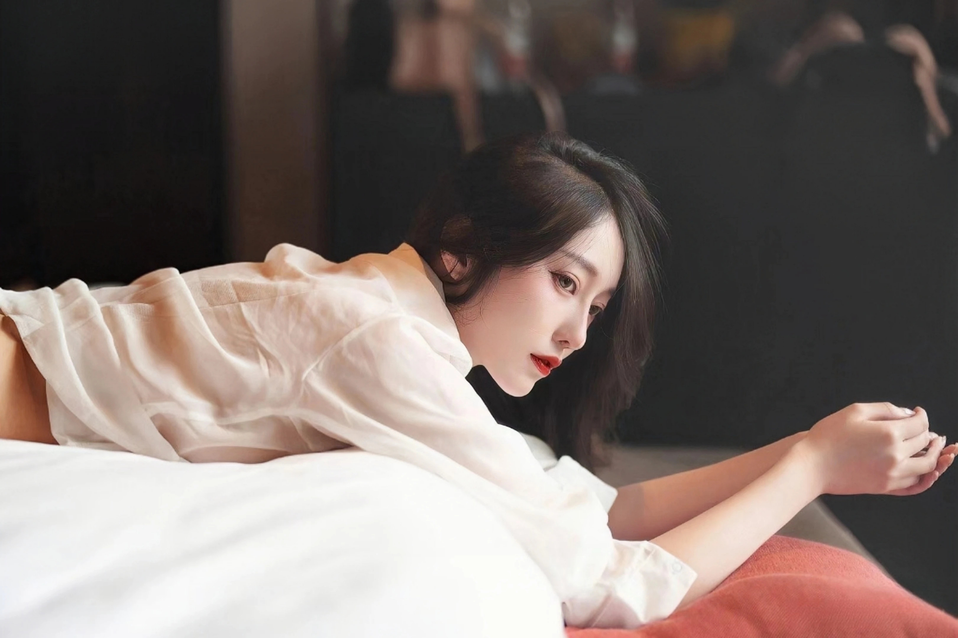 做团扇学“点蓝” 台湾大学生沉浸式体验传统非遗技艺